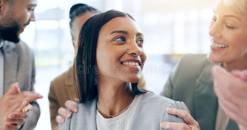 Beifall Gewinner und Geschäfte mit Frau für finanzielle Bonusse und Verkaufsfeier im Amt. Gruppenbedienstete und Mitarbeiter lizenzfreies stockbild