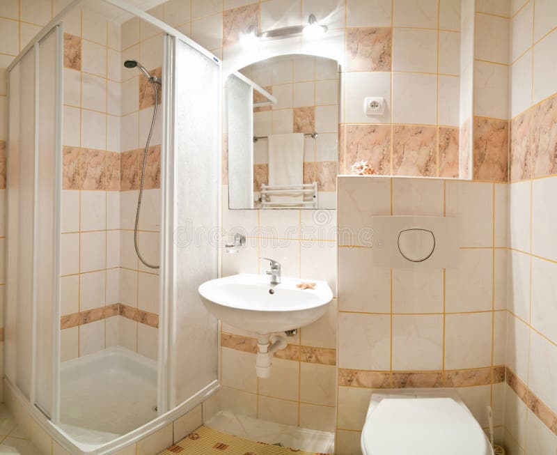 Beige badrum arkivfoto. bild av tiled, utgångspunkt, spolning ...
