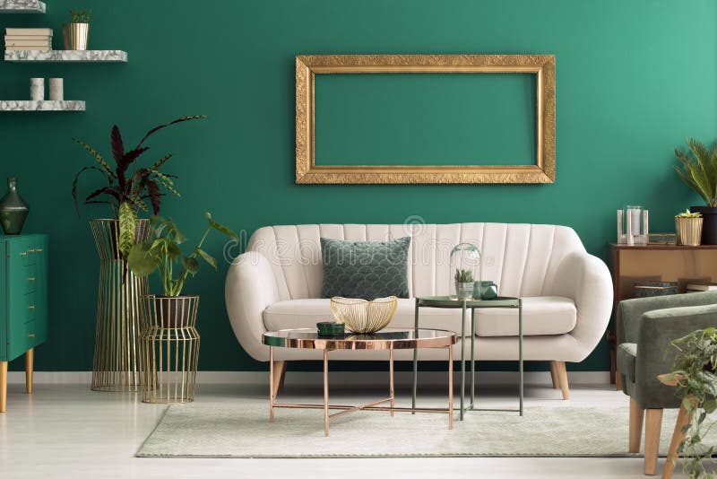 Beige soffa i grön inre royaltyfri fotografi Beige soffa i grön inre royaltyfri fotografi