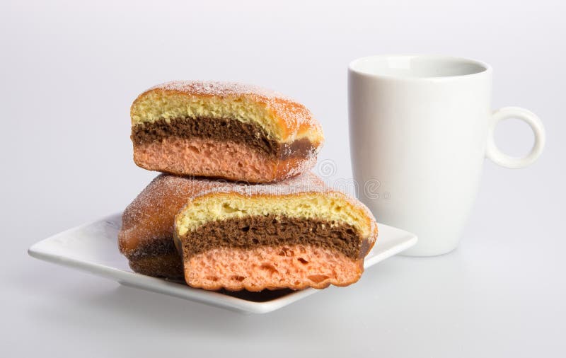 beignet ou beignet et café sur un fond photo stock beignet ou beignet et café sur un fond photo stock