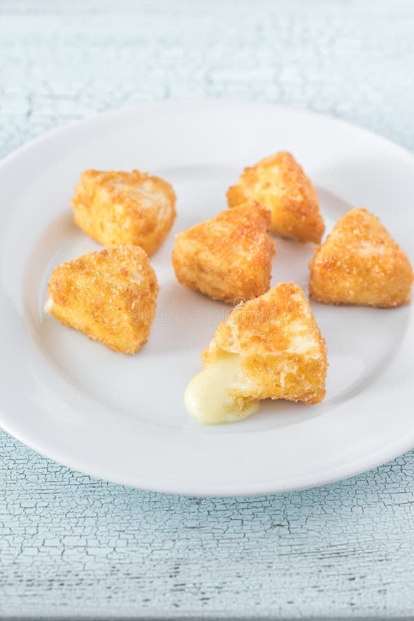 Beignets de brie du plat blanc photos stock Beignets de brie du plat blanc photos stock