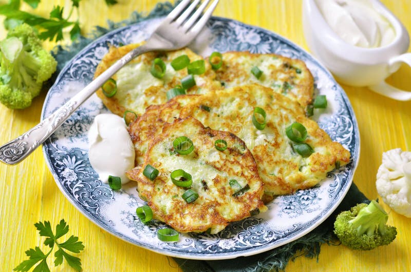 Beignets de chou-fleur et de brocoli avec du fromage images libres de droits Beignets de chou-fleur et de brocoli avec du fromage images libres de droits