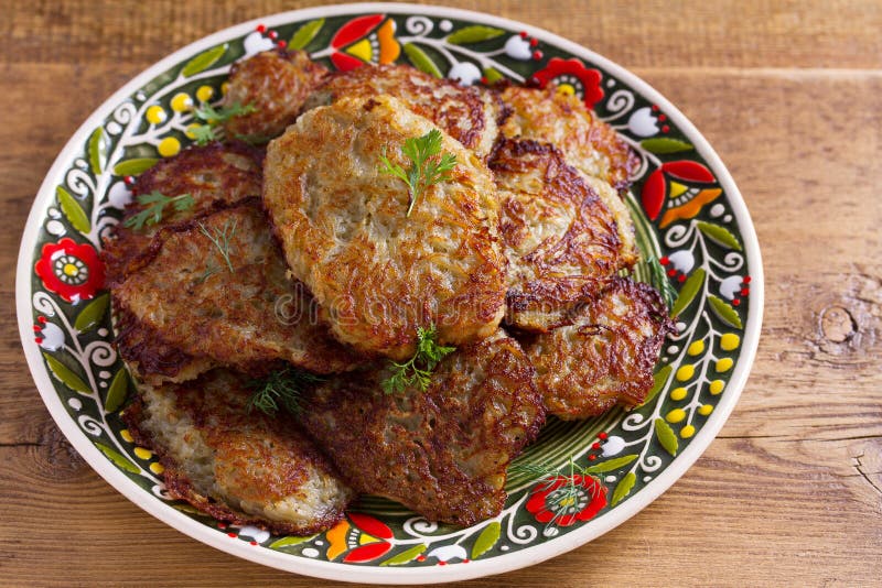 Beignets végétaux, latkes, draniki, pommes de terre rissolées - plat populaire dans beaucoup de pays Crêpes de pomme de terre images libres de droits Beignets végétaux, latkes, draniki, pommes de terre rissolées - plat populaire dans beaucoup de pays Crêpes de pomme de terre images libres de droits