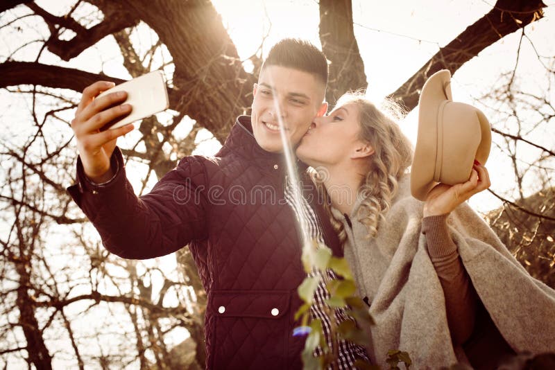Beijando e tomando a imagem do auto fotos de stock royalty free Beijando e tomando a imagem do auto fotos de stock royalty free