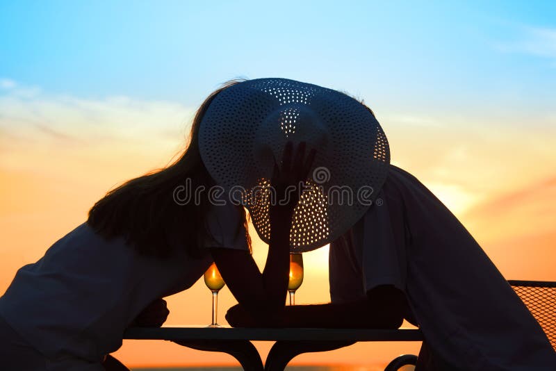 Beijo do homem e da mulher no por do sol fora foto de stock royalty free Beijo do homem e da mulher no por do sol fora foto de stock royalty free