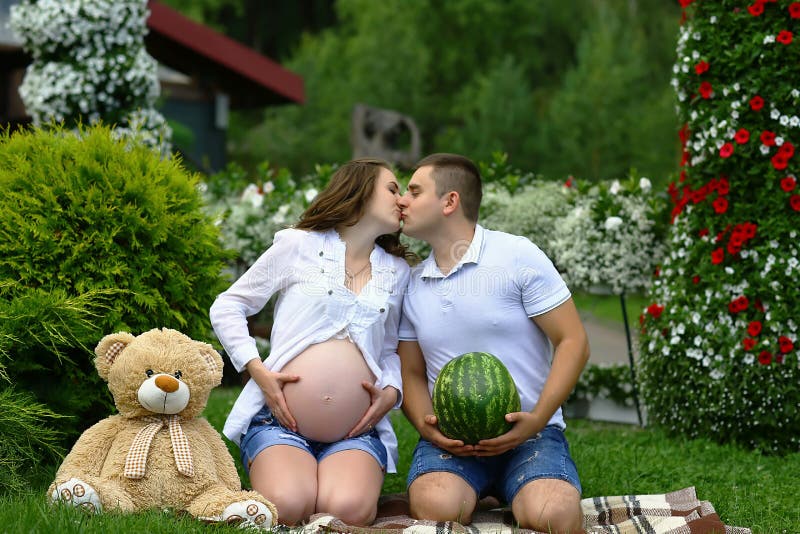 Beijo Grávido Dos Pares Menina Grávida Engraçada Com Seu Jogo Do Marido Com  O Urso Da Melancia E Do Luxuoso Imagem Autêntica Do E Imagem de Stock -  Imagem de divertimento, pais