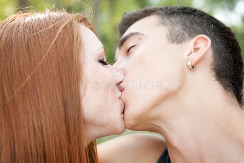 Beijo novo dos pares, imagem de stock royalty free Beijo novo dos pares, imagem de stock royalty free
