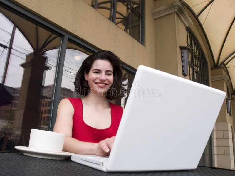 Lässige Frau mit Laptop stockbilder