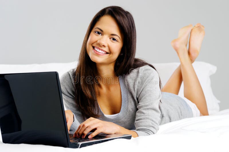 Beiläufige Laptopschlafzimmerfrau lizenzfreie stockfotografie