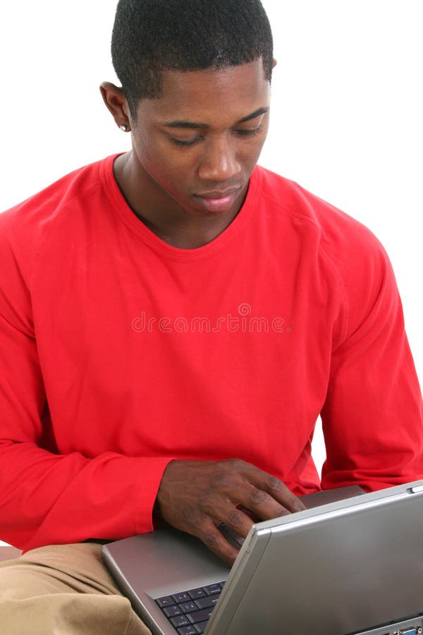 Lässiger Mann arbeitet an einem Laptop lizenzfreie stockbilder