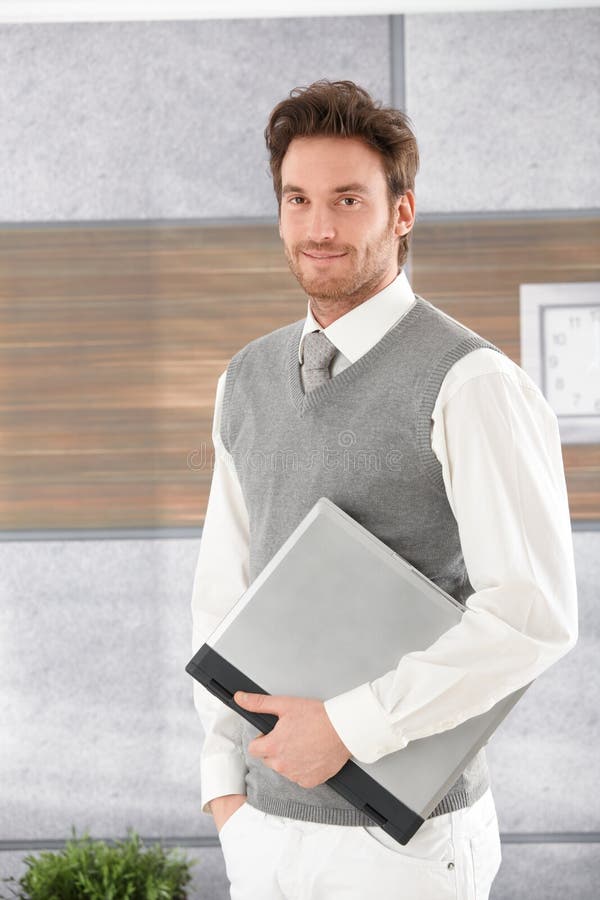 Lässiger Mann mit Laptop, der lächelt lizenzfreie stockfotos