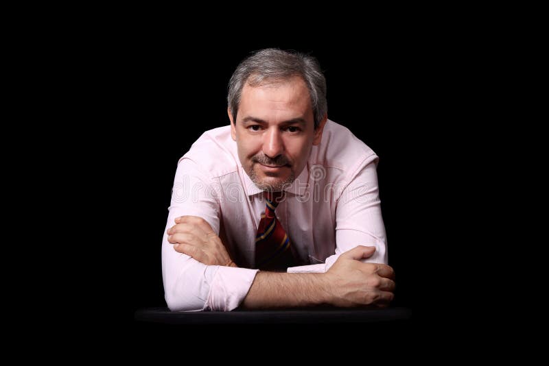 Beiläufiges Geschäftsmannportrait über Schwarzem lizenzfreie stockfotografie Beiläufiges Geschäftsmannportrait über Schwarzem lizenzfreie stockfotografie