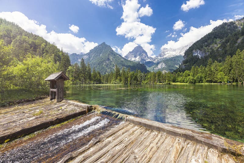 Beim Schiederweiher in Hinterstoder mit einer Ansicht an den Bergspitzen Spitzmauer und groberes Priel lizenzfreie stockfotografie Beim Schiederweiher in Hinterstoder mit einer Ansicht an den Bergspitzen Spitzmauer und groberes Priel lizenzfreie stockfotografie