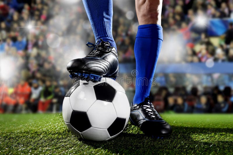 Beine und Füße des Fußballspielers in den blauen Socken und schwarzen in den Schuhen, die mit dem Ball spielt Match am Fußballsta lizenzfreies stockfoto Beine und Füße des Fußballspielers in den blauen Socken und schwarzen in den Schuhen, die mit dem Ball spielt Match am Fußballsta lizenzfreies stockfoto