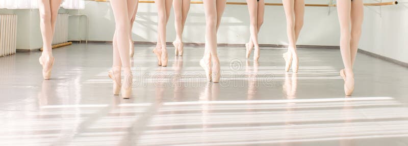 Beine von Tänzerballerinen im klassischen Tanz der Klasse, Ballett