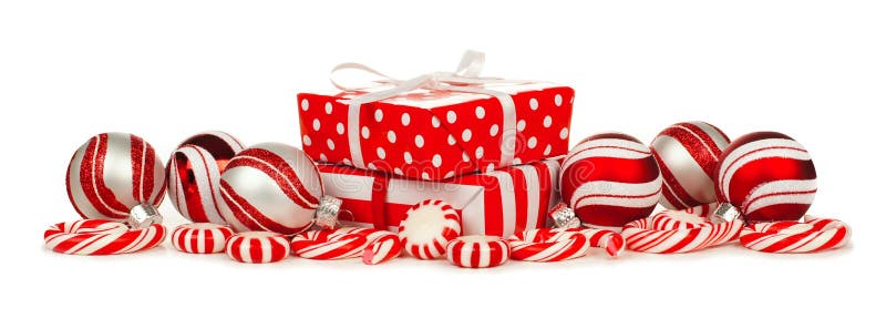 Beira do vermelho e do White Christmas com presentes, quinquilharias e doces