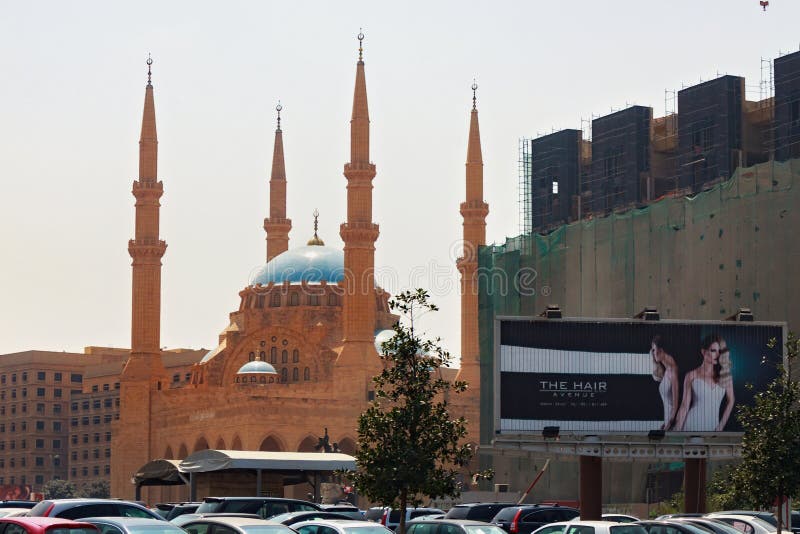 BEIRUT, LEBANON - AUGUSTI 14, 2014: Vy över Mohammad Al-Amin-moskén, även kallad Blue Mosque Är en modern sunnimis royaltyfri foto BEIRUT, LEBANON - AUGUSTI 14, 2014: Vy över Mohammad Al-Amin-moskén, även kallad Blue Mosque Är en modern sunnimis royaltyfri foto