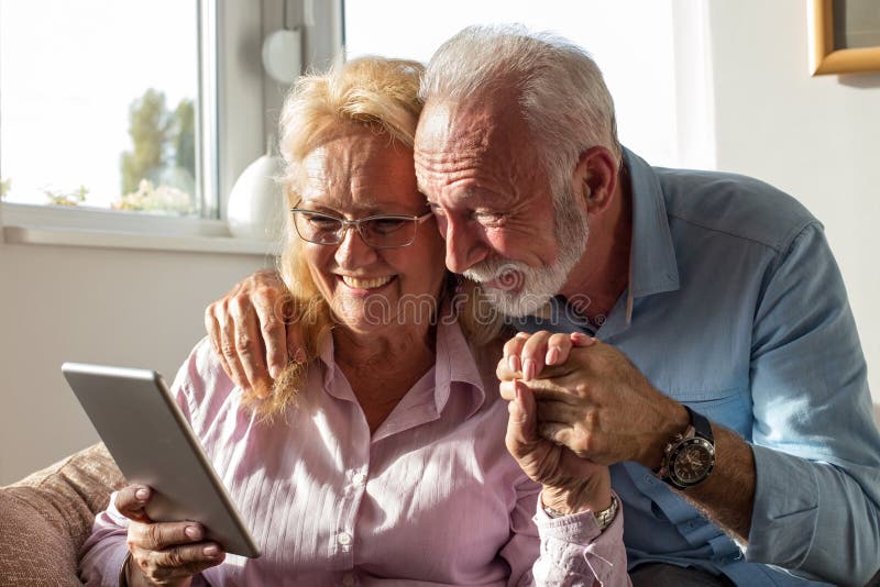 Bejaard paar met tablet royalty-vrije stock fotografie Bejaard paar met tablet royalty-vrije stock fotografie