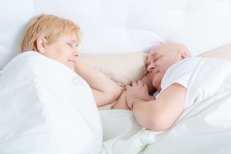 Bejaard paar in slaap in bed royalty-vrije stock foto Bejaard paar in slaap in bed royalty-vrije stock foto