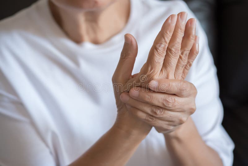 Bejaarde die aan pijn van Reumatoïde Artritis lijden