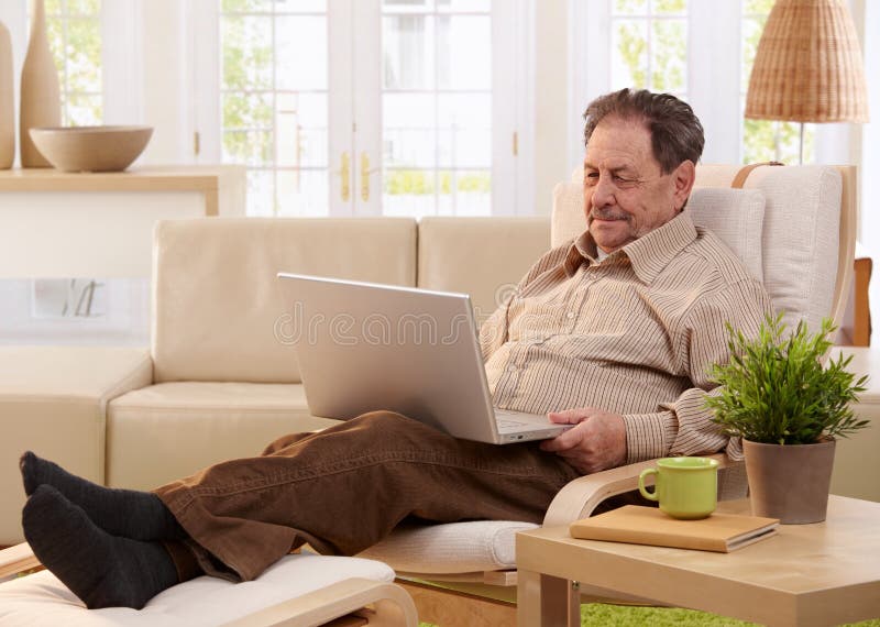 Bejaarde die laptop computer met behulp van stock afbeeldingen Bejaarde die laptop computer met behulp van stock afbeeldingen