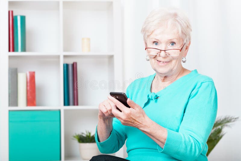 Bejaarde en smartphone stock afbeeldingen Bejaarde en smartphone stock afbeeldingen