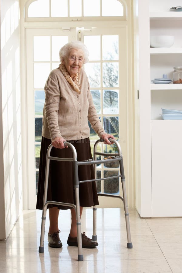 Bejaarde Hogere Vrouw die het Lopen Frame gebruikt stock afbeeldingen Bejaarde Hogere Vrouw die het Lopen Frame gebruikt stock afbeeldingen