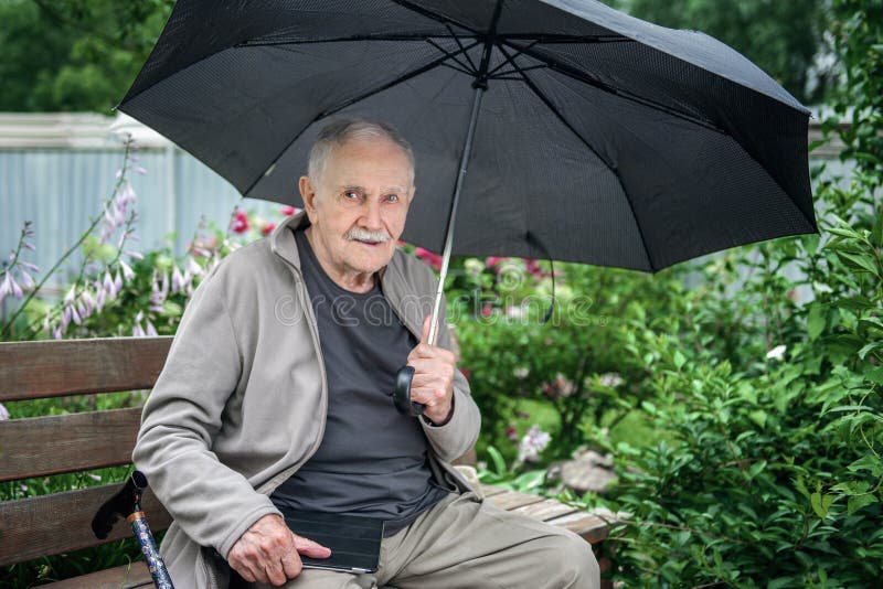 Publicatie pin poort Bejaarde Man Met Een Paraplu Zit Op Een Bank. Een Oude Man Met Een Snor Uit  De Regen Onder Een Paraplu Stock Afbeelding - Image of bejaarden, stad:  194109085