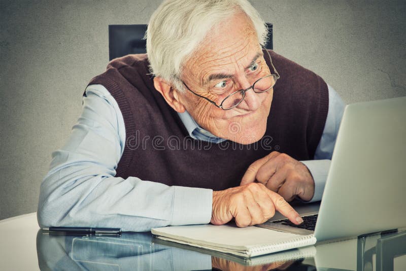 Bejaarde oude mens die laptop computerzitting gebruiken bij lijst