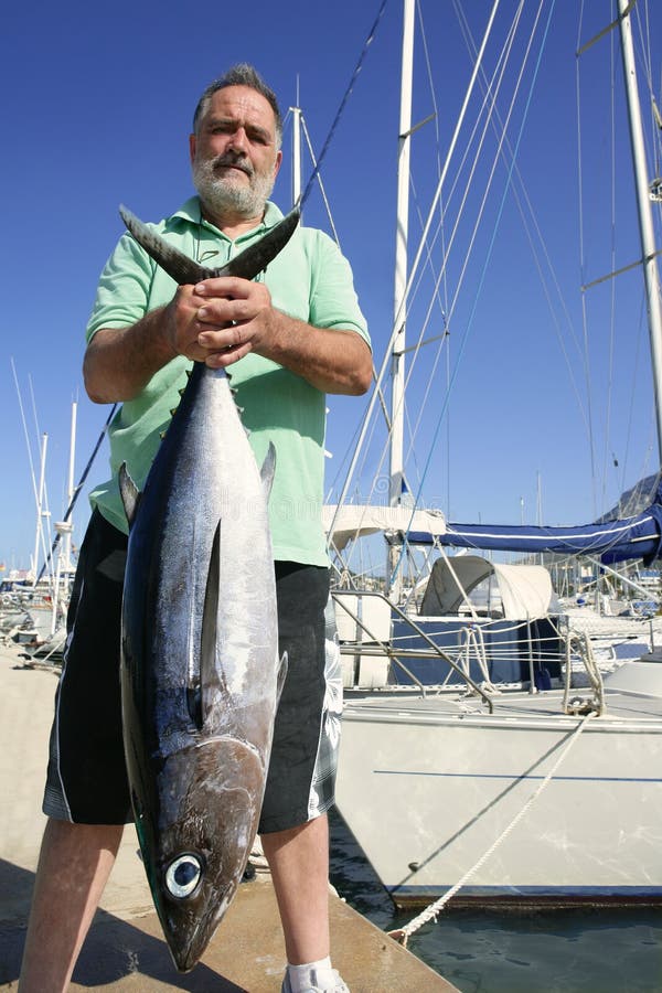 Bejaarde visser met Albacore tonijnvangst
