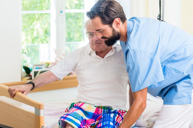 Bejaarde zorgverpleegster die oudste van wielstoel helpen aan bed
