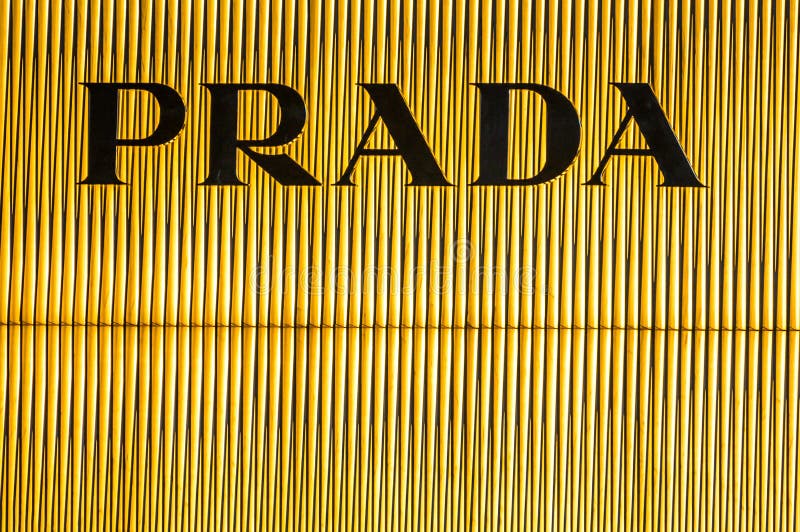 Bejing Κίνα 23 02 2019 λογότυπο καταστημάτων της Prada στο εμπορικό κέντρο πολυτέλειας στην καρδιά της πόλης στοκ φωτογραφία Bejing Κίνα 23 02 2019 λογότυπο καταστημάτων της Prada στο εμπορικό κέντρο πολυτέλειας στην καρδιά της πόλης στοκ φωτογραφία