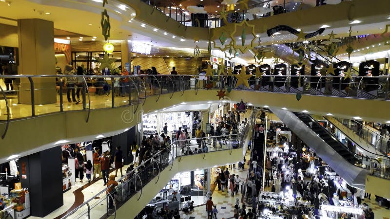 BEKASI, INDONEZJA, MAJ 31, 2019: Unrecognied ludzie/Zwyczajny spacer, Ruchliwie droga w centrum handlowym/ T?um na ruchliwie drod obrazy stock BEKASI, INDONEZJA, MAJ 31, 2019: Unrecognied ludzie/Zwyczajny spacer, Ruchliwie droga w centrum handlowym/ T?um na ruchliwie drod obrazy stock