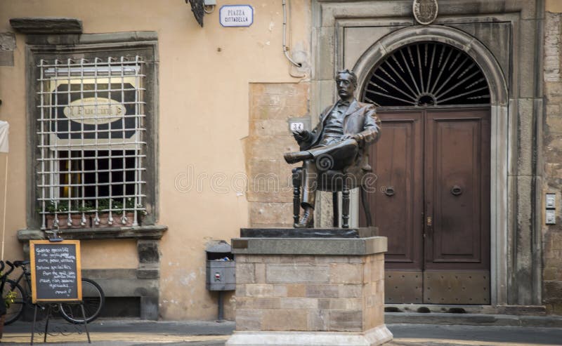 Bekende italiaanse componist Giacomo Puccini monument en café op het Cittadella-plein in Lucca, Toscane, Italië stock afbeeldingen Bekende italiaanse componist Giacomo Puccini monument en café op het Cittadella-plein in Lucca, Toscane, Italië stock afbeeldingen