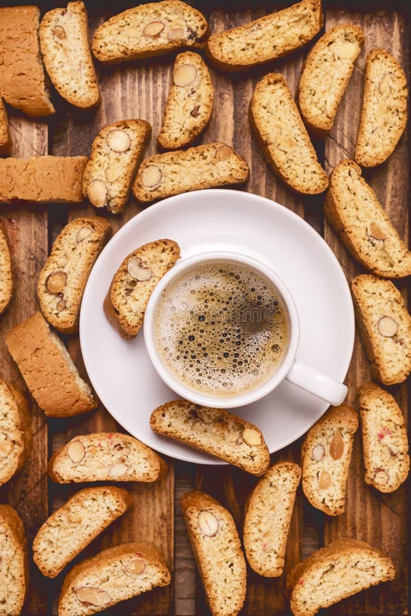 Beker van de Zwarte Koffie van Tasty Espresso en de Italiaanse Almond Biscuit Biscotti op Wooden Background Italy Dessert for Cof stock fotografie Beker van de Zwarte Koffie van Tasty Espresso en de Italiaanse Almond Biscuit Biscotti op Wooden Background Italy Dessert for Cof stock fotografie