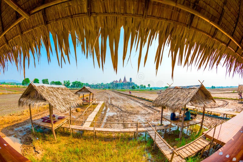 Bekijk achter de Thum Sua of Tiger Cave Temple op de berg met houtbride over de weide in de provincie kanchanaburi , royalty-vrije stock foto Bekijk achter de Thum Sua of Tiger Cave Temple op de berg met houtbride over de weide in de provincie kanchanaburi , royalty-vrije stock foto