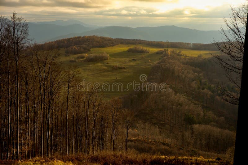 Bekijk de bergweiden op de heuvel, Slowakije stock afbeeldingen Bekijk de bergweiden op de heuvel, Slowakije stock afbeeldingen