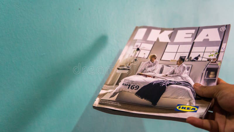 Bekijk de voorpagina van de IKEA-catalogus royalty-vrije stock fotografie Bekijk de voorpagina van de IKEA-catalogus royalty-vrije stock fotografie