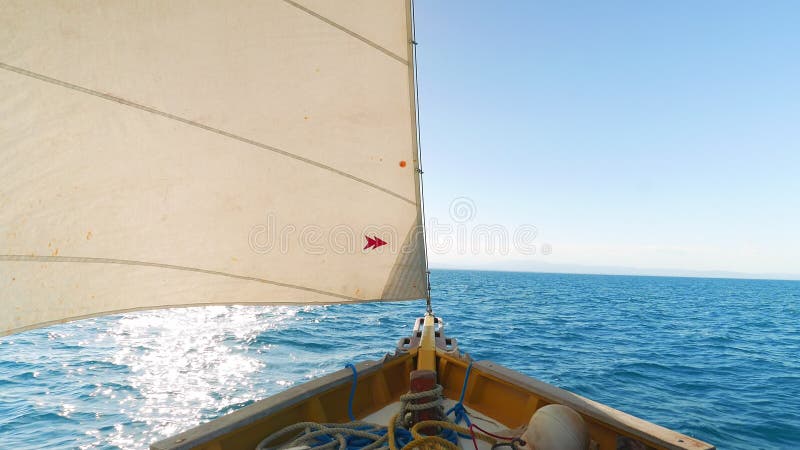 Bekijk de Voorzijde van de Zeilboot op het Overzees