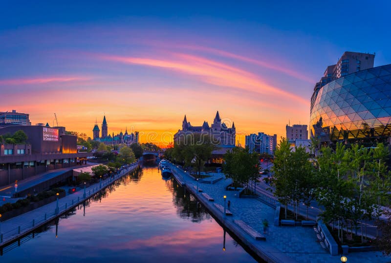Bekijk het Canadese parlementsgebouw in Ottawa tijdens zonsondergang royalty-vrije stock fotografie Bekijk het Canadese parlementsgebouw in Ottawa tijdens zonsondergang royalty-vrije stock fotografie