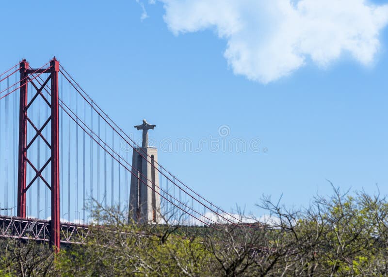 Bekijk het monument van Cristo Rei en de brug van 25 april Lisboa, Portugal stock fotografie Bekijk het monument van Cristo Rei en de brug van 25 april Lisboa, Portugal stock fotografie