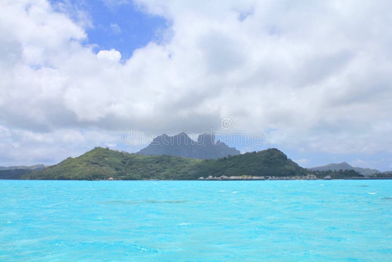 Bekijk vanuit zee op de berg Otemanu op het eiland Bora Bora royalty-vrije stock afbeeldingen Bekijk vanuit zee op de berg Otemanu op het eiland Bora Bora royalty-vrije stock afbeeldingen