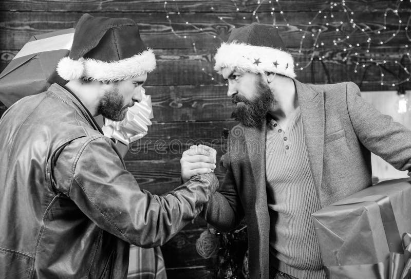 Bekleidete Männer tragen Geschenkgutscheine Brutal Hipster-Jungs feiern Weihnachten mit Geschenken Weihnachtsgeschenk lizenzfreie stockbilder Bekleidete Männer tragen Geschenkgutscheine Brutal Hipster-Jungs feiern Weihnachten mit Geschenken Weihnachtsgeschenk lizenzfreie stockbilder
