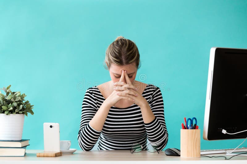 Beklemtoonde jonge bedrijfsvrouw die aan bezorgdheid lijden terwijl het werken in het bureau stock fotografie Beklemtoonde jonge bedrijfsvrouw die aan bezorgdheid lijden terwijl het werken in het bureau stock fotografie