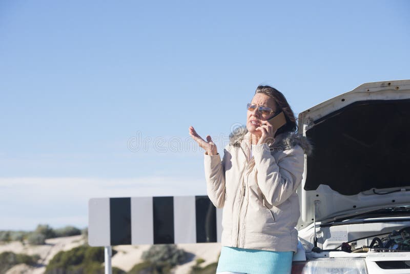 Beklemtoonde vrouw die hulp na autoanalyse telefoneren royalty-vrije stock foto's Beklemtoonde vrouw die hulp na autoanalyse telefoneren royalty-vrije stock foto's