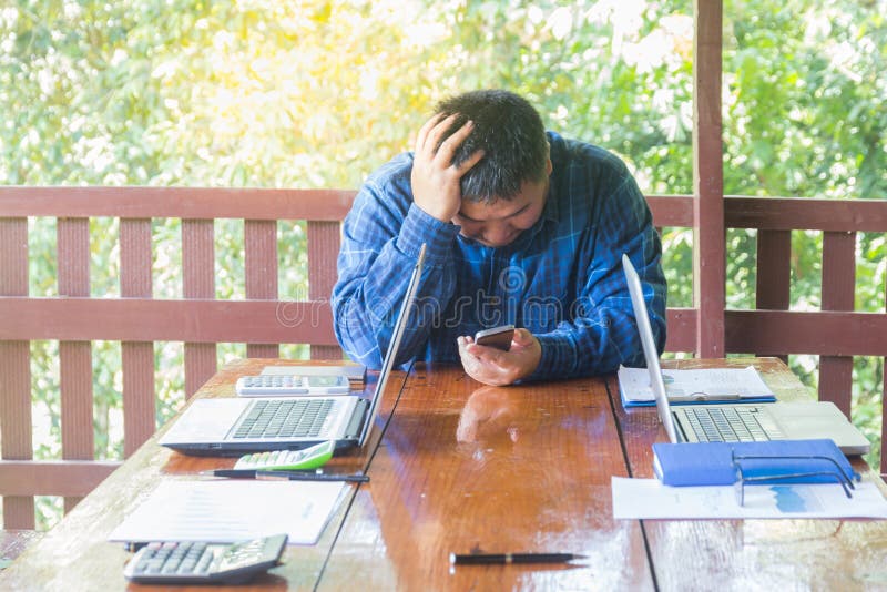 Beklemtoonde zakenman die problemen en hoofdpijn, Onjuiste adm hebben stock foto Beklemtoonde zakenman die problemen en hoofdpijn, Onjuiste adm hebben stock foto