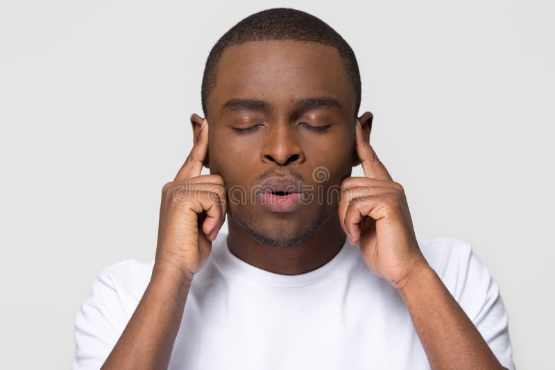 Beklemtoonde zenuwachtige Afrikaanse Amerikaanse mens die uit voor spanningshulp ademen royalty-vrije stock afbeeldingen Beklemtoonde zenuwachtige Afrikaanse Amerikaanse mens die uit voor spanningshulp ademen royalty-vrije stock afbeeldingen
