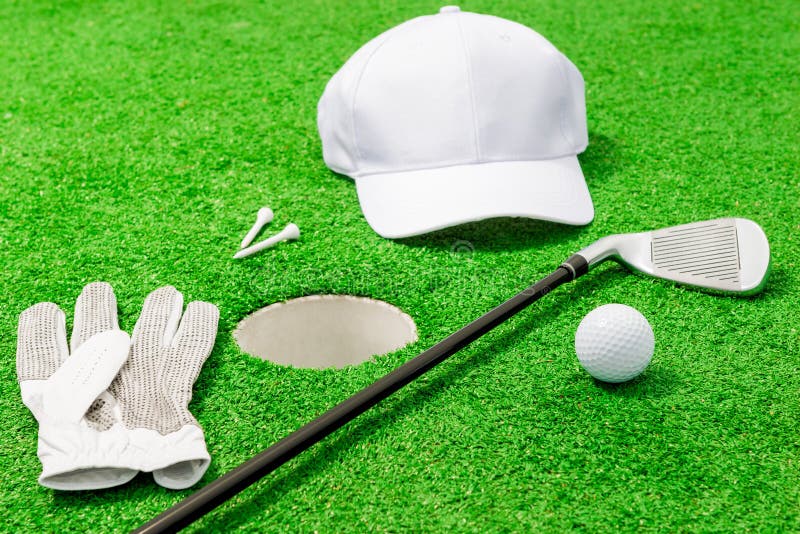 Bekläda och hjälpmedel för leken av golf nära hålet fotografering för bildbyråer Bekläda och hjälpmedel för leken av golf nära hålet fotografering för bildbyråer