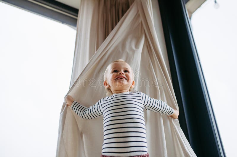 Bekvämt barn som leker hud och söker hemma. royaltyfri bild