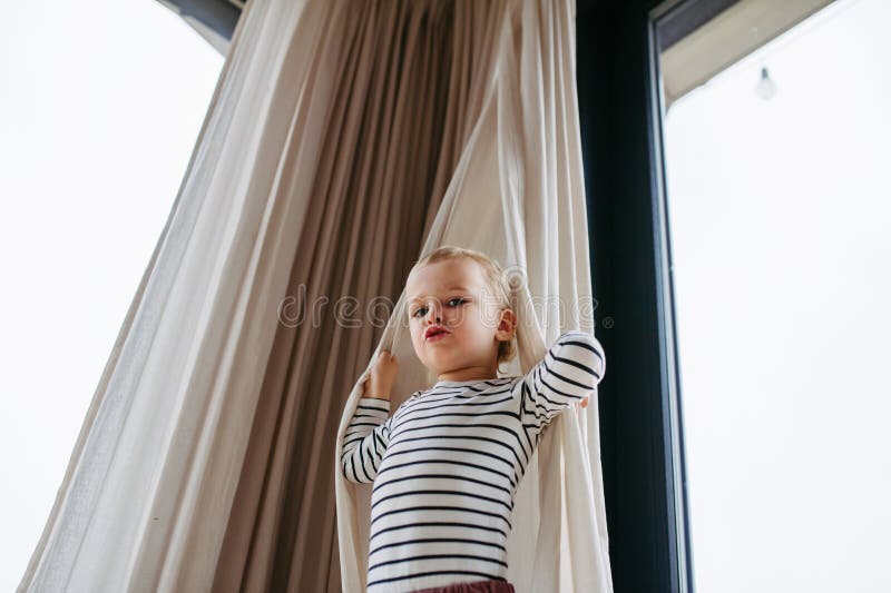 Bekvämt barn som leker hud och söker hemma. fotografering för bildbyråer